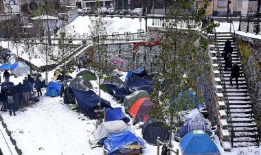 Paris'te soğukta kalan yaklaşık 150 göçmen ve mülteci kendilerini bir okula kapattı