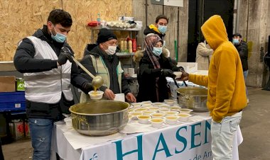 Hollanda'da Müslümanlardan evsizlere sıcak çorba