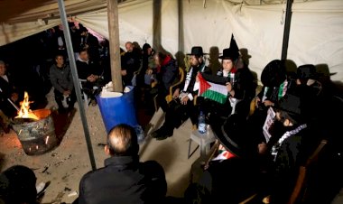 Ortodoks Yahudilerden bir grup, siyonist rejimin evini yıktığı Filistinli aileyi ziyaret etti