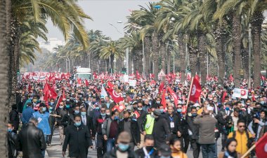 Nahda Hareketinin 'ulusal birlik' temalı yürüyüş çağrısıyla binlerce kişi sokağa indi