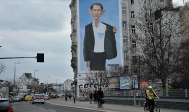 Avusturya'da Başbakan Kurz'un mülteci politikaları 'kalpsiz başbakan karikatürü' ile protesto edildi