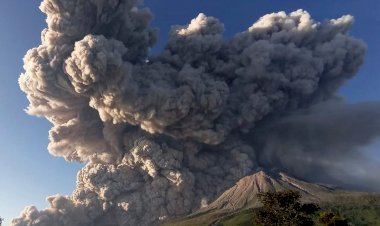 Endonezya’nın Sinabung Yanardağı yeniden kül püskürtmeye başladı
