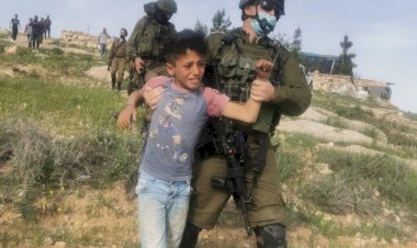 İsrailli insan hakları grubu B'Tselem Filistinli masum çocukların gözaltına alınma görüntülerini yayınladı