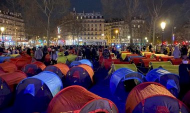 Paris'in ortasında göçmenler hükümete tepkilerini göstermek için kamp kurdu