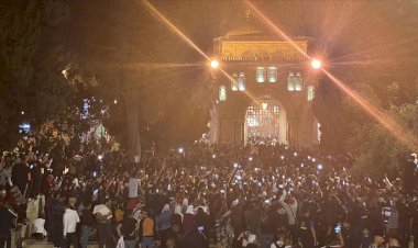 Mescid-i Aksa'da binlerce Filistinli, teravih namazının ardından İşgalci İsrail'i protesto etti