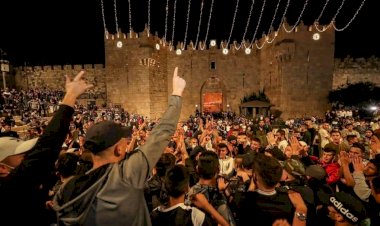 İşgalci İsrail Kudüs direnişine dayanamadı: Mescid-i Aksa'daki barikatlar kaldırıldı