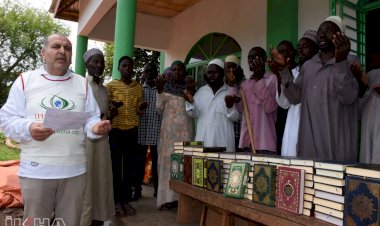 IHO-EBRAR Uganda da binlerce kişiye Kur'an-ı Kerim dağıttı