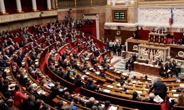 Fransa'da 16 emekli generalin Meclisteki siyasi gruplara 'iç savaş' uyarısı yaptığı ortaya çıktı