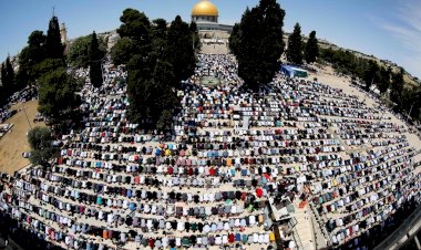 Mescid-i Aksa'da 70 bin kişinin katıldığı cuma namazı sonrası gösteri düzenlendi