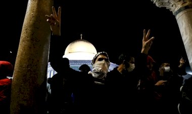 Binlerce Filistinli tekbirlerle sabah namazı için Mescid-i Aksa'ya akın etti