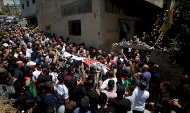 Batı Şeria'da düzenlenen cenaze törenlerinde katil israil'e öfke