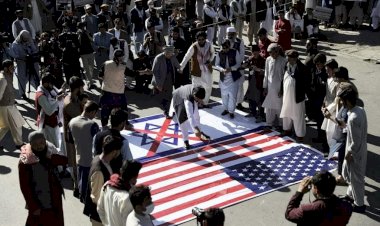 Kabil'de siyonist rejim ve ABD bayrakları ateşe verildi