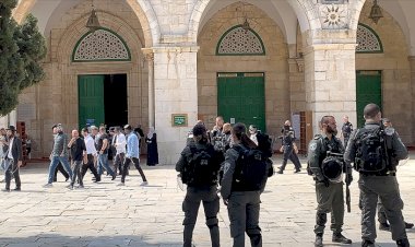 Sivil Yahudi işgalciler Mescid-i Aksa'ya baskın düzenledi