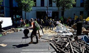 Fransa'da çiftçiler İş ve İşçi Bulma Kurumunu işgal etti