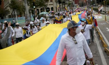 Kolombiya’da halk protestoların bitmesi için sokaklara döküldü