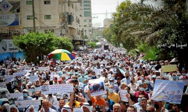 Gazzeliler İşgalci İsrail'in saldırılarını aklamaya çalışan UNRWA yetkilisini protesto ettiler