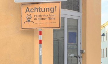 Müslümanların 'dijital harita'yla fişlendiği Avusturya’da camilere ırkçı levhalar asıldı