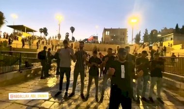 İşgalci İsrail polisi Şam Kapısı'nda akşam namazı kılan Filistinlilere saldırdı