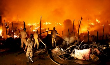 Hindistan'da Arakanlı Müslümanların kampında çıkan yangında 56 baraka yandı