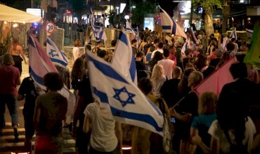 İsrailliler Tel Aviv'de Netanyahu'nun gidişini kutladı