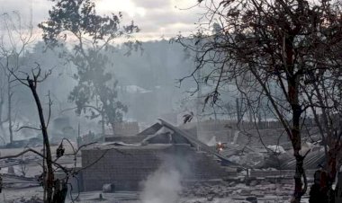 Myanmar’da ordu bir köyü ateşe verdi