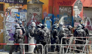 Almanya’da polis aşırı solcu gruplar tarafından işgal edilen binaya zor kullanarak girdi