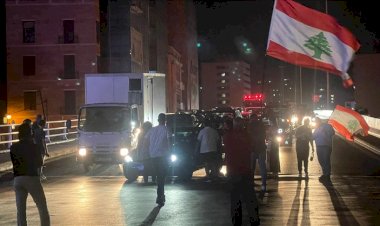 Lübnan'da kötü yaşam koşullarını protesto eden halk ana yolları trafiğe kapadı