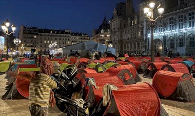 Paris Belediyesi önünde çadır kuran evsiz göçmenler tahliye edildi