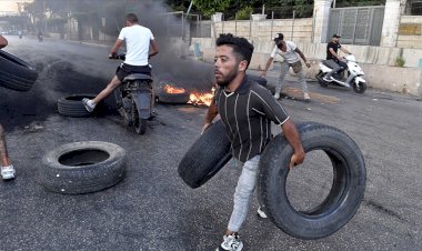Ekonomik krizin derinleştiği Lübnan'da protestocular siyasilerin evlerine ve banka şubelerine yürüdü