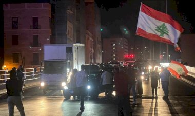 Lübnan'da hayat pahalılığını protesto eden göstericiler pek çok kentte yolları trafiğe kapattı