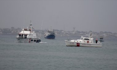 İtalya, Akdeniz'de göçmenleri kurtaran bir STK gemisini limanda durdurdu