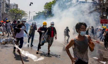 Myanmar'da darbe karşıtlarını destekleyen polisler meslektaşlarını 'halkın yanında yer almaya' çağırdı