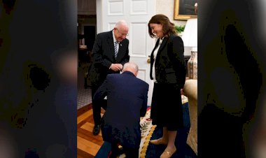 Biden, İşgalci İsrail'in Cumhurbaşkanı Rivlin'in özel kalem müdürünün önünde diz çöktü