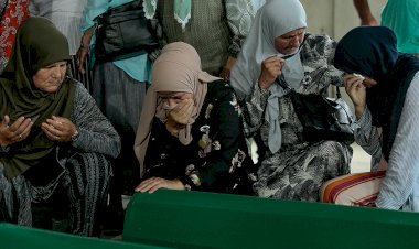Srebrenitsa: 19 kurbanın tabutları, 26 yıldır bulunmalarını bekleyen sevdiklerinin gözyaşlarıyla ıslandı