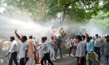 Hindistan polisi su kıtlığını protesto eden halka tazyikli su sıktı