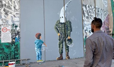 Filistinli ressamdan Ayrım Duvarı'na 'İsrail ırkçılığı' temalı çizim