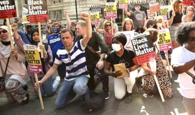 İngiltere'de başbakanlık konutu önünde ırkçılığa karşı 'diz çökme' eylemi yapıldı