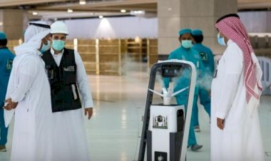 Kabe'de ilk tavaflarını yapmaya başlayan hacılara robotlar hizmet edecek