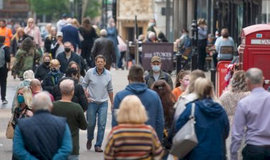 Günlük vaka sayısının 50 bini geçtiği İngiltere'de Kovid-19 kısıtlamaları kaldırıldı