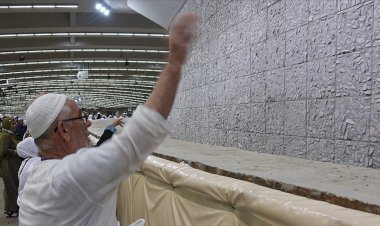 Hacı adayları Kurban Bayramı'nın ilk günü Cemarat'ta şeytan taşladı