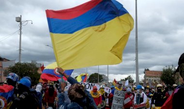 Kolombiya'da binlerce kişi hükümeti protesto etti