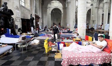 Brüksel'deki 'kağıtsızlar' hükümet ile görüşmeleri sonucunda açlık grevlerini askıya aldı