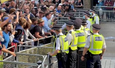 İngiltere'de aşı karşıtlarının protestosuna polis müdahalede bulundu