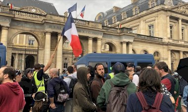 Fransa’da Kovid-19 aşı zorunluluğu ve sağlık ruhsatı uygulaması karşıtlarından Danıştayın önünde protesto