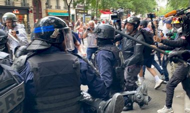 Fransa'da 'Kovid-19 aşısı zorunluluğu' ve 'sağlık ruhsatı' karşıtları meydanları doldurdu