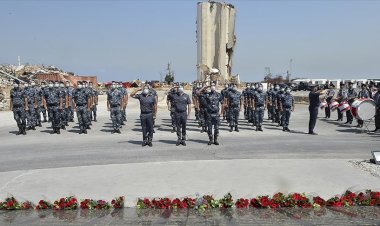 Lübnanlılar birinci yılında Beyrut Limanı'ndaki patlamanın kurbanlarını anıyor