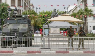 Tunus sokağında Cumhurbaşkanı Said'in kararlarına destek olan da var itiraz eden de