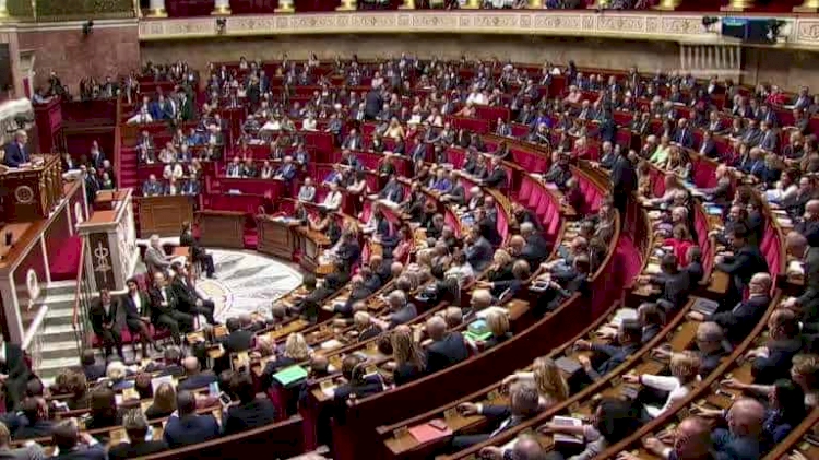 Fransa'da iktidar partisi Mecliste çoğunluğu kaybetti