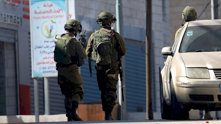 İşgalci İsrail askeri, 'sahte' barikatla Filistinlilerin aracını çalmış