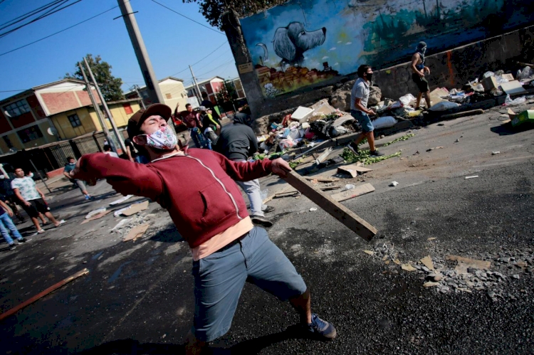 Şili’de salgın ve tecridin getirdiği açlık, yoksul mahallelerde halkı sokağa döktü